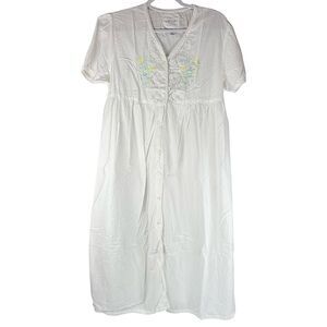 Erika Taylor country cottons Women's medium White Floral embroidered Nightgown